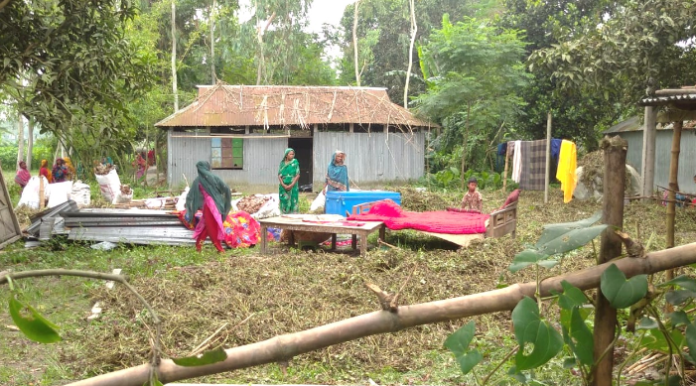 পীরগাছায় সন্ত্রাসী কায়দায় বাড়ীঘরে হামলা ভাংচুর জমি দখলের চেষ্টা থানায় অভিযোগ
