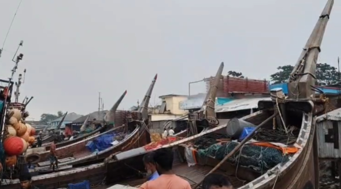উত্তাল সাগরে মাছের অকাল, নিরাপদ আশ্রয়ে হাজার হাজার মাছধরা ট্রলার