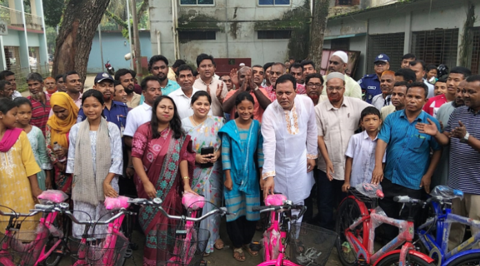 শ্রীবরদীর ক্ষুদ্র নৃগোষ্ঠী শিক্ষার্থীদের মধ্যে শিক্ষাবৃত্তি ও বাইসাইকেল বিতরণ