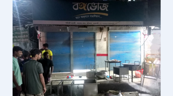 রাজশাহীতে দুই রেস্তোরাঁয় হামলাঃ ভাঙচুর, লুটপাট ; পুলিশ সদস্য আহত