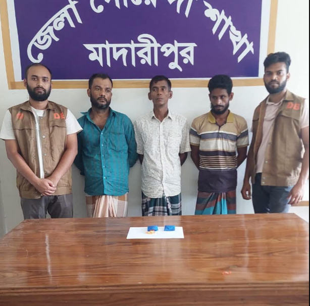 শিবচরে অভিযানে ২৮৫ পিস ইয়াবা উদ্ধার, আটক ৩