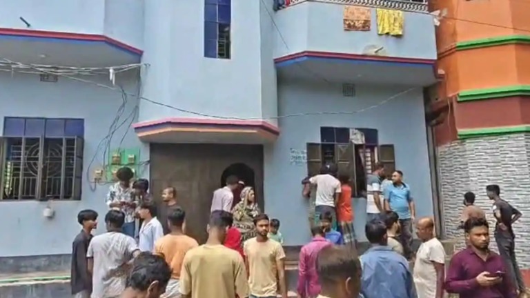 একই পরিবারের ৩ জনকে গলা কেটে হত্যা, রক্তাক্ত ফ্ল্যাট থেকে ১ জন আটক