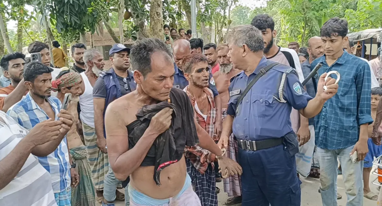 এবার বিলাসবহুল প্রাইভেটকারে গরু চুরি! মতলব উত্তরে দুই চোরকে গণপিটুনি দিয়ে পুলিশে সোপর্দ