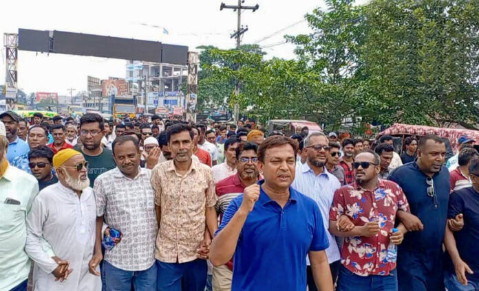আওয়ামী লীগের ‘নৈরাজ্য ও ষড়যন্ত্রের’ প্রতিবাদে ঈশ্বরদীতে বিএনপির বিক্ষোভ মিছিল