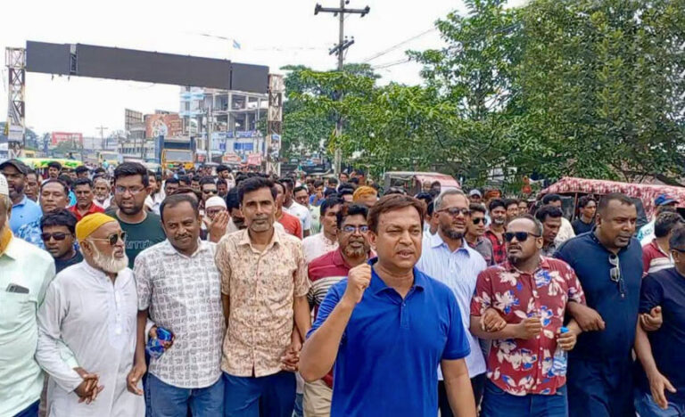 আওয়ামী লীগের ‘নৈরাজ্য ও ষড়যন্ত্রের’ প্রতিবাদে ঈশ্বরদীতে বিএনপির বিক্ষোভ মিছিল