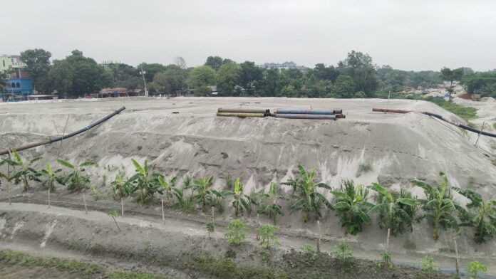 রানীনগর বালুমহাল দখলের অভিযোগ, সাড়ে ১১ কোটি টাকা ফেরত চাইলেন ইজারাদার