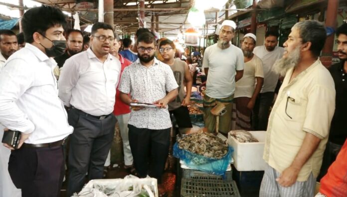 নোয়াখালীতে ১৪২ কেজি জেলি মিশ্রিত চিংড়ি জব্দ, দুই ব্যবসায়ীকে জরিমানা