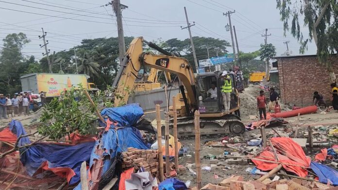 ঝুপড়ি ঘরে এসি-সিসি ক্যামেরার রাজকীয় মাদক আস্তানা গুঁড়িয়ে দিল প্রশাসন