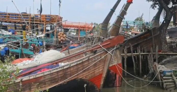 মধ্যরাতে শেষ হচ্ছে মাছ ধরার উপর ৫৮ দিনের নিষেধাজ্ঞা,আজ সাগরে যাচ্ছে জেলেরা