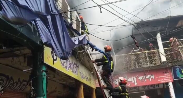 চাঁপাইনবাবগঞ্জ নিউ মার্কেটে ভয়াবহ অগ্নিকান্ড কোটি টাকার ক্ষতির আশঙ্কা