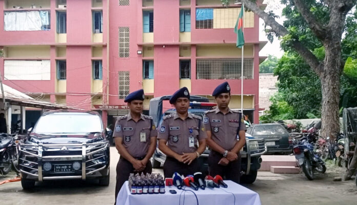 মতিহারে অর্ধশত বোতল এসকাফ ও ইয়াবাসহ ৩ মাদক কারবারী গ্রেফতার