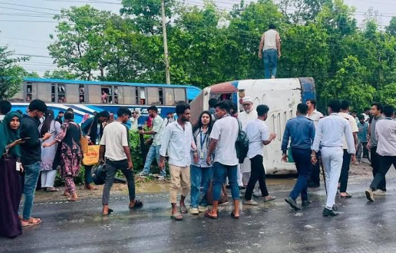 গাজীপুরে সড়কে উল্টে গেল বিশ্ববিদ্যালয়ের বাস, আহত ২০ শিক্ষার্থী