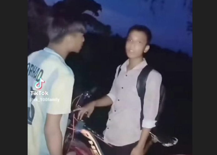 টিকটকে ছড়াল স্কুলছাত্রকে পেটানোর ভিডিও