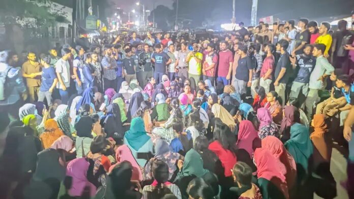 উচ্চমাধ্যমিক পরীক্ষার্থীর আত্মহত্যার ঘটনায় রমেক ফাইনাল ইয়ারের ছাত্র গ্রেফতার! মুক্তির দাবিতে সড়ক অবরোধ