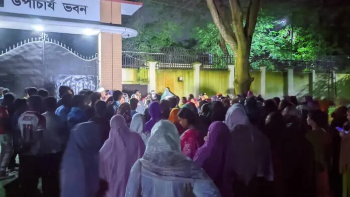 হলের প্রভোস্টে পদত্যাগের দাবিতে বেরোবির আবাসিক নারী শিক্ষার্থীদের মধ্যরাতে আন্দোলন