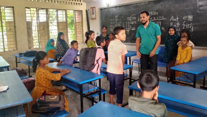 রংপুরের গঙ্গাচড়ায় তিন শ্রেণীর মোট ১৩ জন শিক্ষার্থীকে নিয়ে একই শ্রেণিকক্ষে একসঙ্গে পাঠদান