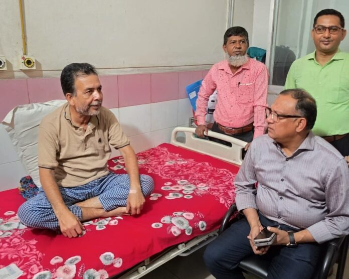 চিকিৎসাধীন সিনিয়ার সাংবাদিক শাহ্ আলম-কে দেখতে হাসপাতালে বস্ত্র ও পাট প্রতিমন্ত্রী শরীফুল আলম, এমপি