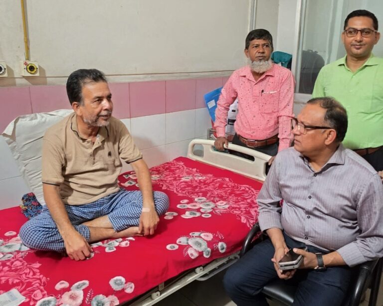 চিকিৎসাধীন সিনিয়ার সাংবাদিক শাহ্ আলম-কে দেখতে হাসপাতালে বস্ত্র ও পাট প্রতিমন্ত্রী