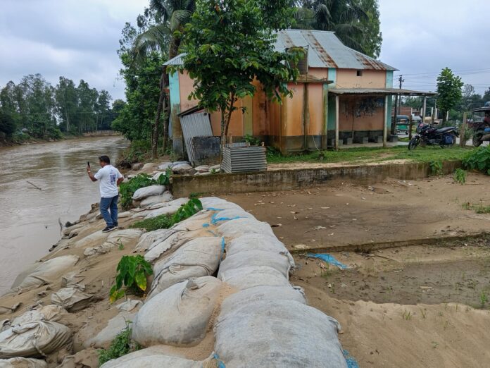 ঝিনাইগাতীতে সোমেশ্বরী নদী ভাঙ্গনের মুখে দুপুরিয়া মসজিদ
