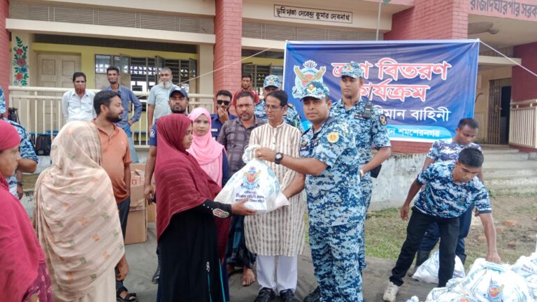 কমলগঞ্জে বিমান বাহিনীর উদ্যোগে বন্যার্তদের মাঝে ত্রাণ বিতরণ, চলবে মেডিকেল ক্যাম্পও
