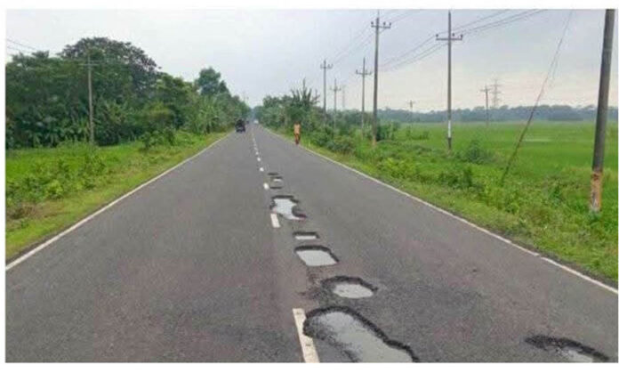 পটুয়াখালী-কুয়াকাটা মহাসড়ক সংস্কারের ১৫ দিনের মাথায় খানাখন্দে ভরপুর