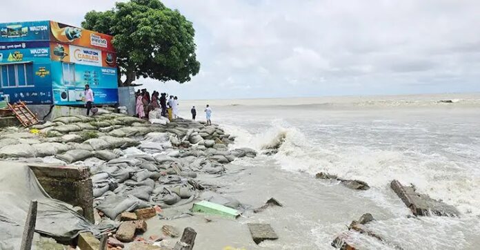 কুয়াকাটা সৈকতে ভাঙন ঝুঁকিতে মসজিদ-মন্দির-পুলিশ বক্স
