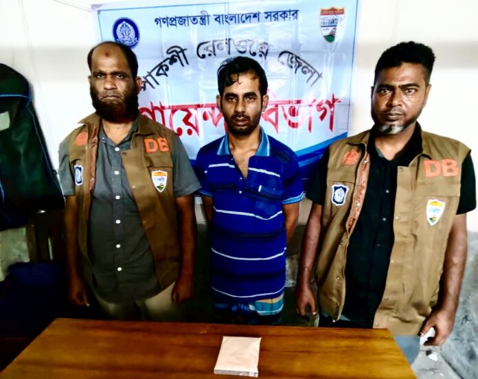 ধূমকেতু এক্সপ্রেসে ১০ লাখ টাকার হেরোইনসহ এক ব্যক্তি গ্রেপ্তার