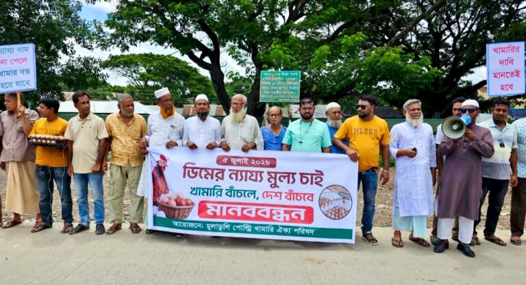 ডিম ভেঙে প্রতিবাদ, ঈশ্বরদীতে খামারিদের সড়ক অবরোধ