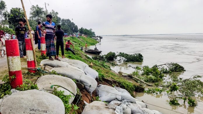 ভূঞাপুর-তারাকান্দি সড়কের গাইড বাঁধে ধ্বস, যান চলাচল বন্ধ! আতঙ্কে নদী তীরের মানুষ