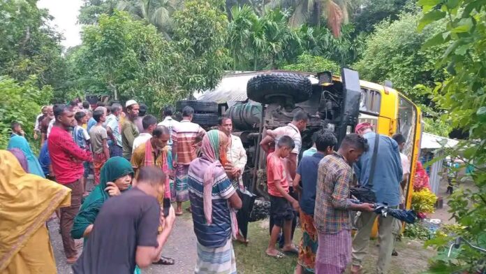 নড়াইলে পাথরবোঝাই ট্রাক উল্টে ঘরের ওপর পড়ে বড়বোনের মৃত্যু হয়েছে আহত ছোটবোন