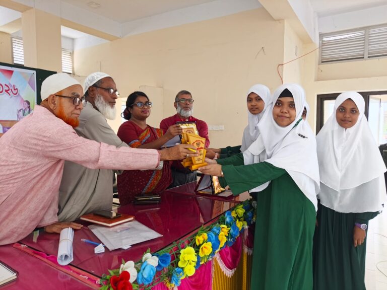 সাপাহারে দুর্নীতি বিরোধী বিতর্ক প্রতিযোগিতা অনুষ্ঠিত