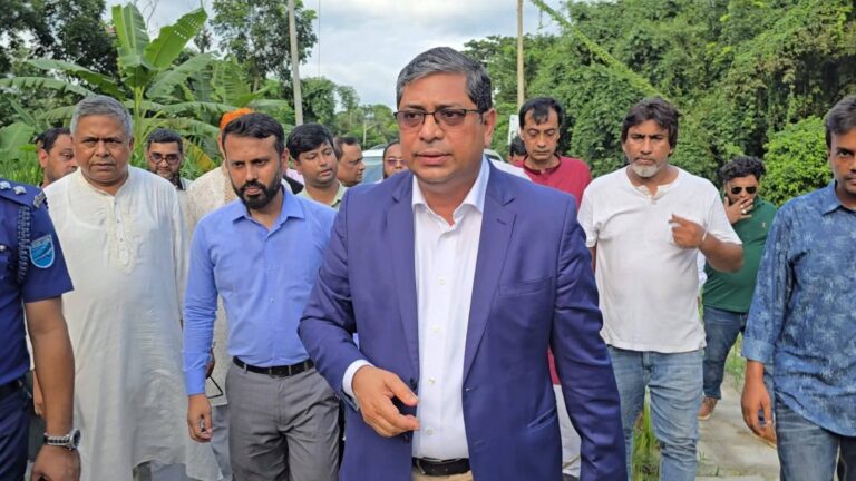 গাজীপুরে রাস্তা পরিদর্শনে স্থানীয় সরকার ও পল্লী উন্নয়ন ও সমবায় প্রতিমন্ত্রী মীর শাহে আলম