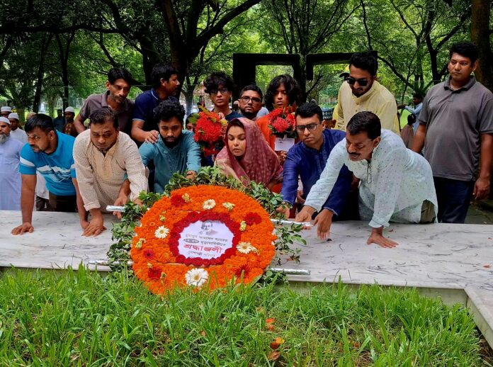 নানা আয়োজনে শ্রদ্ধা-ভালোবাসায় ভক্তদের হুমায়ূন আহমেদকে স্মরণ