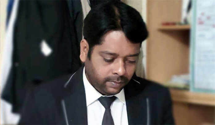 দুর্বৃত্তের ছুরিকাঘাতে আইনজীবী নিহত বাবাকে হারানোর এক মাস না পেরোতেই নির্মম পরিণতি; হত্যার কারণ উদ্ঘাটনে কাজ করছে পুলিশ