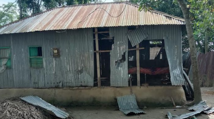 সাঁথিয়ায় স্কুলছাত্রীকে তুলে নিয়ে ধর্ষণ: গণধোলাইয়ের ভয়ে পালালো ২ ধর্ষক, বাড়িঘর ছাই করলো জনতা