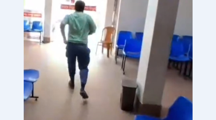সাংবাদিক দেখে দৌঁড়ে পালালেন অফিস ফাঁকি দিয়ে প্রাইভেট হাসপাতালে থাকা চিকিৎসক