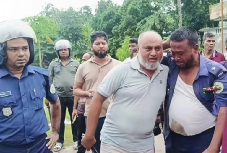 আগৈলঝাড়ায় হাজতির ‘মৃত্যুর গুজবে’ থানায় তাণ্ডব: ওসিসহ আহত ১২, রণক্ষেত্র থানা এলাকা