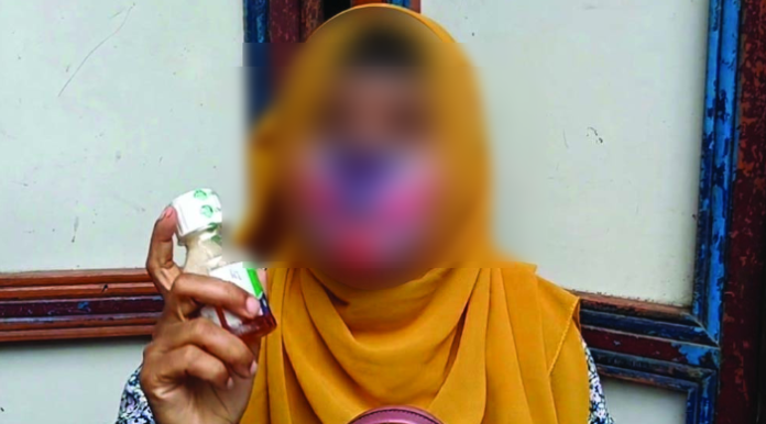 মাদারীপুরে বিষের বোতল হাতে স্বামীর দুয়ারে স্ত্রীর অনশন