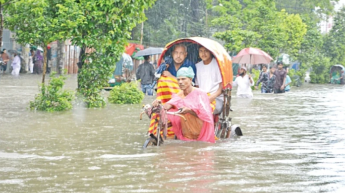 ১৭ বছরের রেকর্ড ভাঙা বৃষ্টিতে ভাসছে ঢাকা; পাহাড়ি ঢল ও বন্যায় প্রাণহানি বেড়ে ৫১