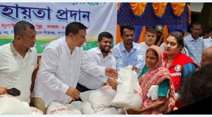 অতিবৃষ্টিতে কর্মহীন মানুষের মাঝে রংপুর জেলা পরিষদের খাদ্য সহায়তা বিতরণ