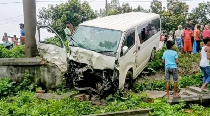 বিয়ে শেষে কনে নিয়ে বাড়ি ফেরার পথে মাইক্রোবাস নিয়ন্ত্রণ হারিয়ে খাদে পড়ে