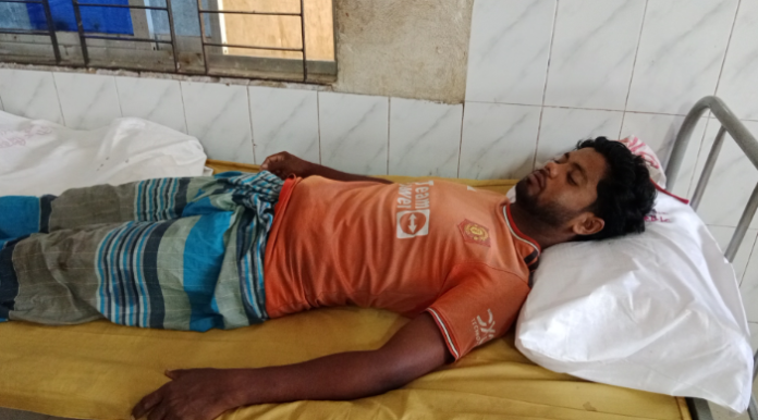কলাপাড়ায় ঘর থেকে ডেকে নিয়ে বেধরক পিটিয়ে জখম