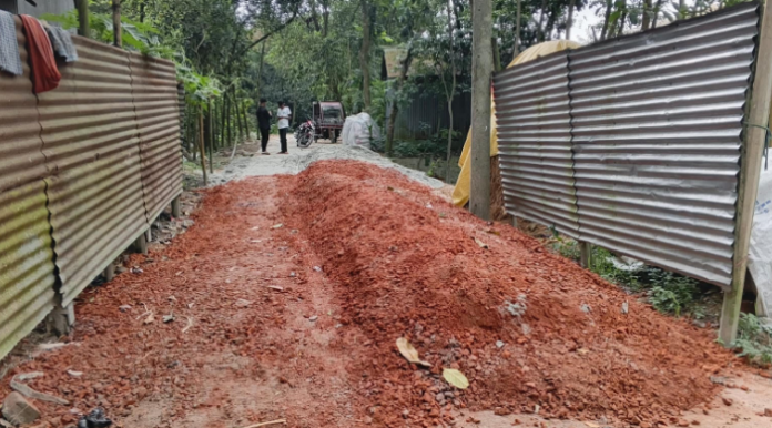 কুলিয়ারচরে রাস্তা নির্মাণে নিম্নমানের সামগ্রী ব্যবহারের অভিযোগ, এলাকাবাসীর বাধায় কাজ বন্ধ