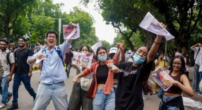 ৩৬ দিনের আন্দোলন প্রত্যাহার ‘ককরোচ জনতা পার্টি’র