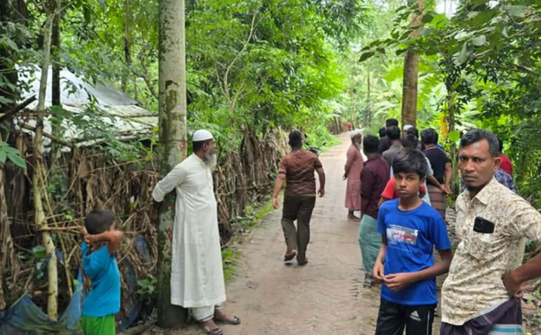 শিশু বলাৎকারের অভিযোগঃ পটুয়াখালীর দুমকিতে মক্তব শিক্ষককে আটক করে পুলিশে দিলেন স্থানীয়রা