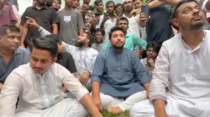হবিগঞ্জ যাত্রায় দফায় দফায় পুলিশের বাধা: রাস্তায় বসে এনসিপি নেতাদের বিক্ষোভ