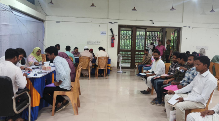রাণীনগরে ফ্যামিলি কার্ড তথ্য শুমারির নিয়োগ পরীক্ষা অনুষ্ঠিত
