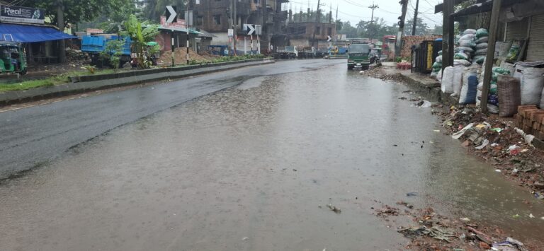 কটু বৃষ্টিতেই জলাবদ্ধ নোয়াখালী জেলা শহর, ভোগান্তিতে দেড় লাখ মানুষ