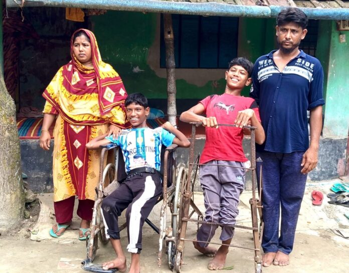 পিঠাপিঠি দুই যমজ প্রতিবন্ধী শিশু: শার্শায় এক দিনমজুর দম্পতির নীরব কান্না