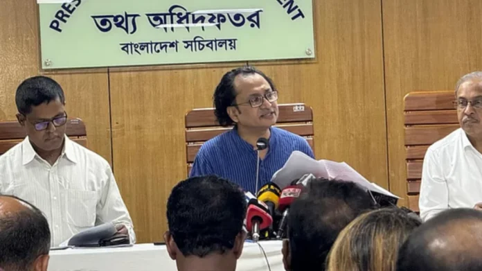 নিয়মিত সংবাদ সম্মেলনে প্রধানমন্ত্রীর তথ্য ও সম্প্রচার উপদেষ্টা জাহেদ উর রহমান। ছবি: সংগৃহীত